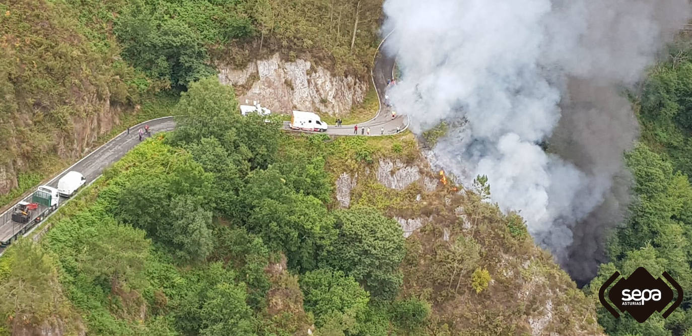 Fallece un vecino de Luarca que transportaba material para arreglar una carretera tras precipitarse con su camión por un desnivel de 25 metros en Villayón. Su camión comenzó a arder, provocando un pequeño incendio forestal.