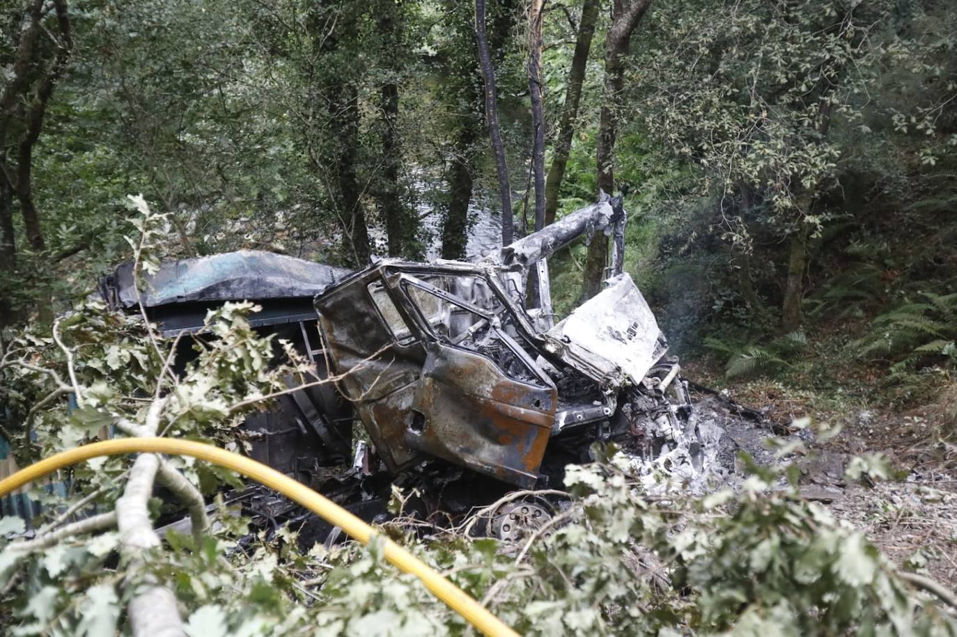 Fallece un vecino de Luarca que transportaba material para arreglar una carretera tras precipitarse con su camión por un desnivel de 25 metros en Villayón. Su camión comenzó a arder, provocando un pequeño incendio forestal.