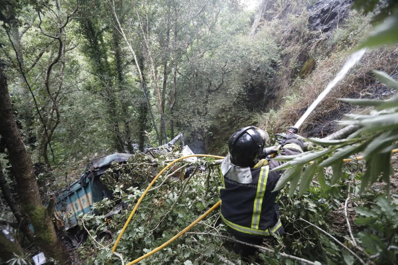 Fallece un vecino de Luarca que transportaba material para arreglar una carretera tras precipitarse con su camión por un desnivel de 25 metros en Villayón. Su camión comenzó a arder, provocando un pequeño incendio forestal.