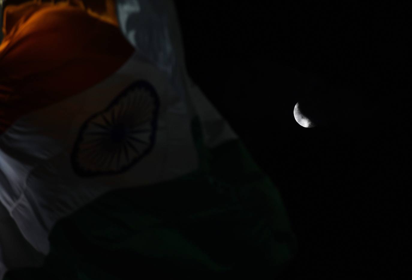 Numerosos rincones del mundo pudieron disfrutar anoche de las espectaculares imágenes que dejó el eclipse parcial de luna.Hasta el próximo año no se podrá ver otro.