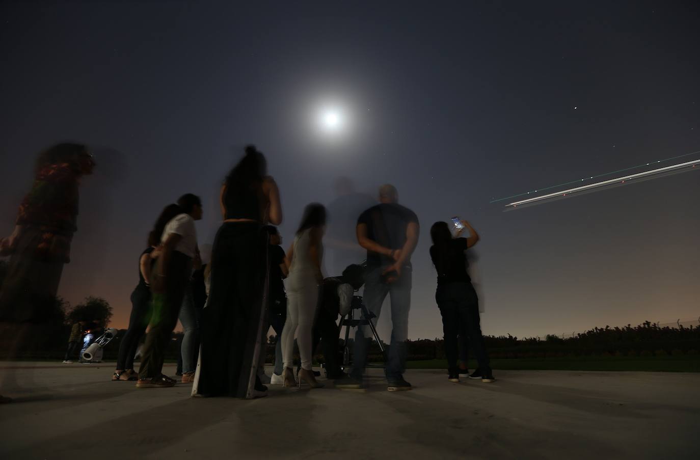 Numerosos rincones del mundo pudieron disfrutar anoche de las espectaculares imágenes que dejó el eclipse parcial de luna.Hasta el próximo año no se podrá ver otro.