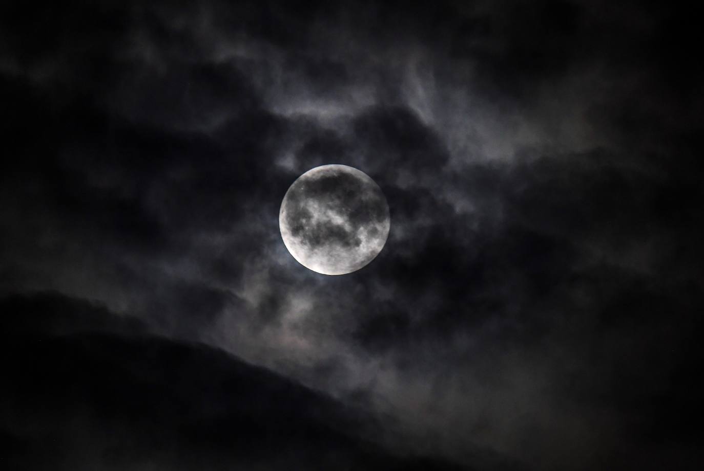 Numerosos rincones del mundo pudieron disfrutar anoche de las espectaculares imágenes que dejó el eclipse parcial de luna.Hasta el próximo año no se podrá ver otro.