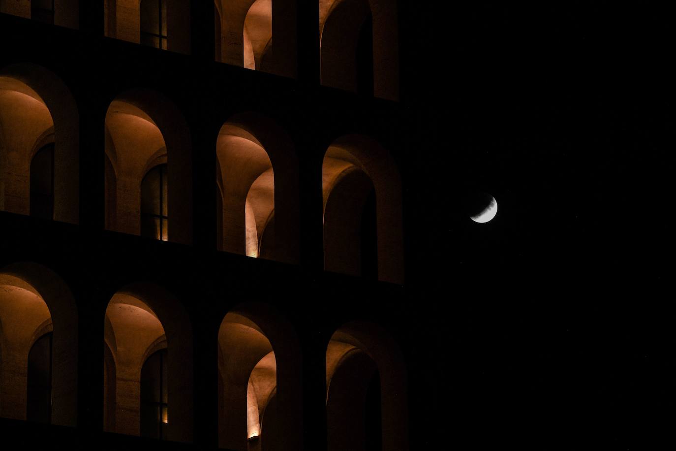 Numerosos rincones del mundo pudieron disfrutar anoche de las espectaculares imágenes que dejó el eclipse parcial de luna.Hasta el próximo año no se podrá ver otro.