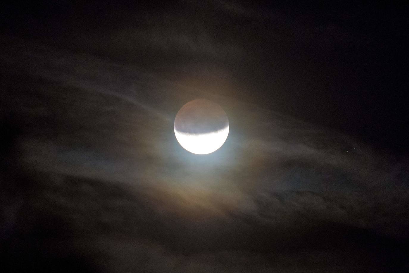 Numerosos rincones del mundo pudieron disfrutar anoche de las espectaculares imágenes que dejó el eclipse parcial de luna.Hasta el próximo año no se podrá ver otro.