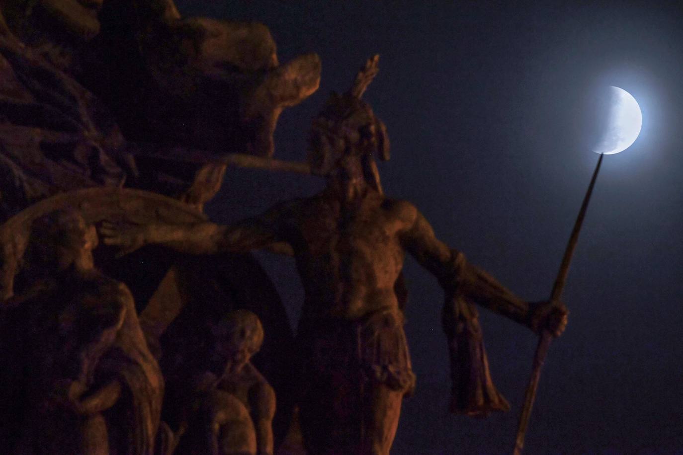 Numerosos rincones del mundo pudieron disfrutar anoche de las espectaculares imágenes que dejó el eclipse parcial de luna.Hasta el próximo año no se podrá ver otro.