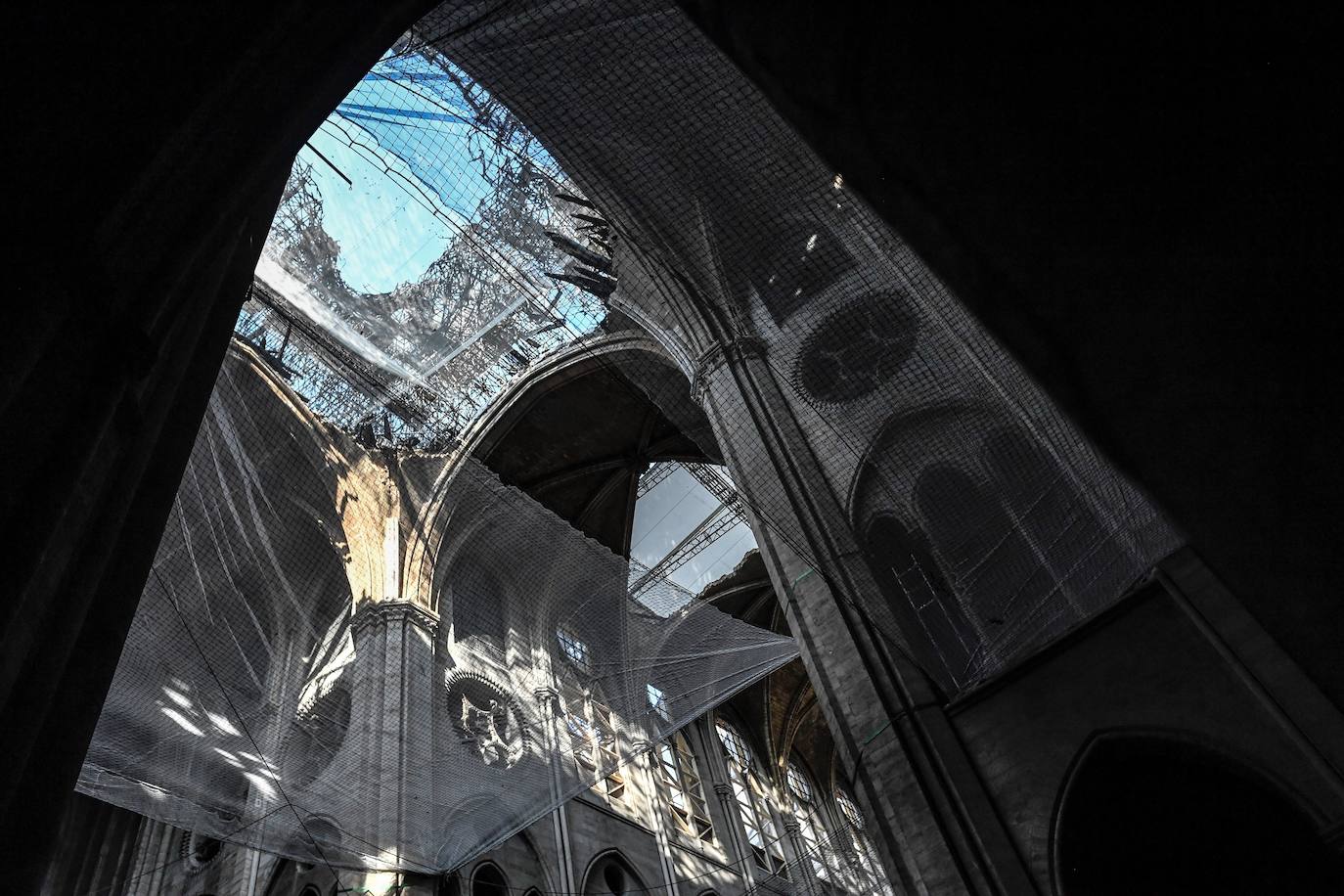 Han pasado tres meses del devastador incendio que en abril arrasaba parte de la cubierta de la catedral parisina y destruía su icónica aguja. Las obras de restauración deberán concluir en un plazo de cinco años, aunque, de momento, las tareas se centran en limpiar y consolidar la estructura.