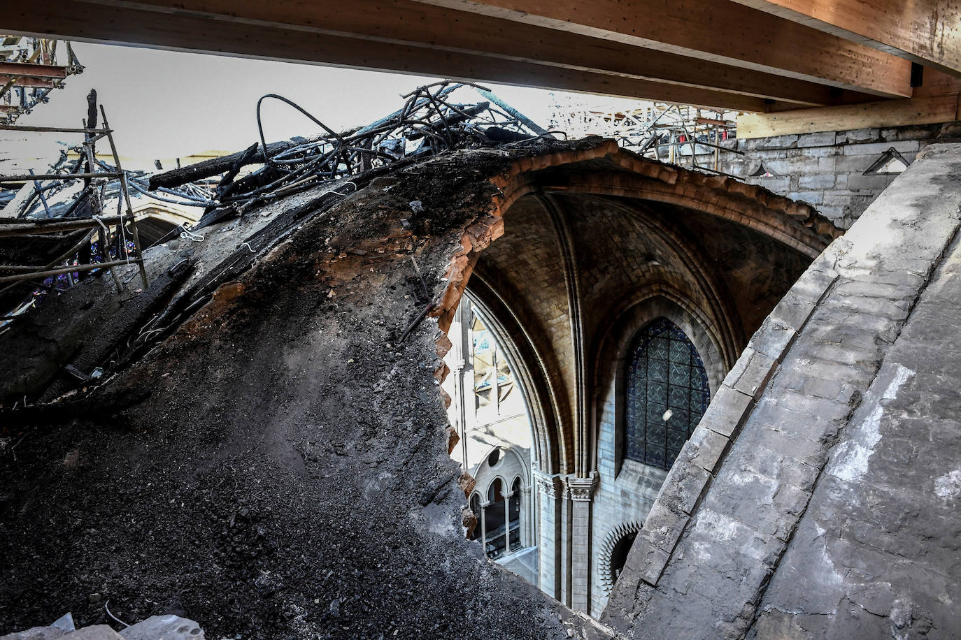 Han pasado tres meses del devastador incendio que en abril arrasaba parte de la cubierta de la catedral parisina y destruía su icónica aguja. Las obras de restauración deberán concluir en un plazo de cinco años, aunque, de momento, las tareas se centran en limpiar y consolidar la estructura.