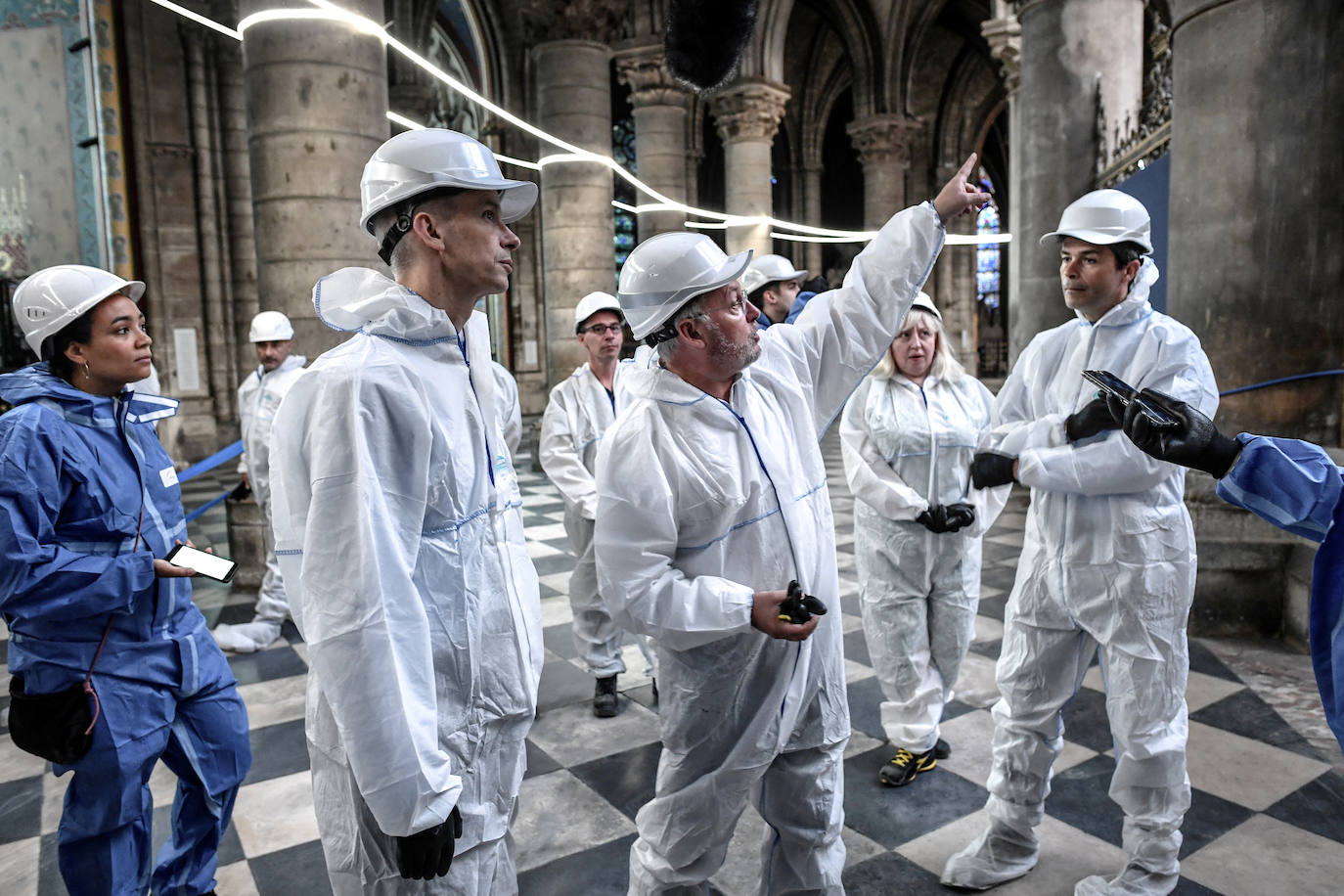 Han pasado tres meses del devastador incendio que en abril arrasaba parte de la cubierta de la catedral parisina y destruía su icónica aguja. Las obras de restauración deberán concluir en un plazo de cinco años, aunque, de momento, las tareas se centran en limpiar y consolidar la estructura.