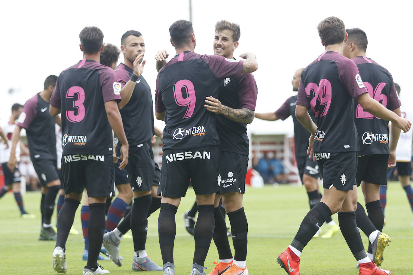 El Sporting se impuso con claridad al Gijón Industrial en el primer partido de la pretemporada disputado este miércoles en la Escuela de Fútbol de Mareo. Los aficionados pudieron disfrutar de los primeros minutos de Álvaro Vázquez, Unai Medina y Javi Fuego con la elástica gijonesa. 