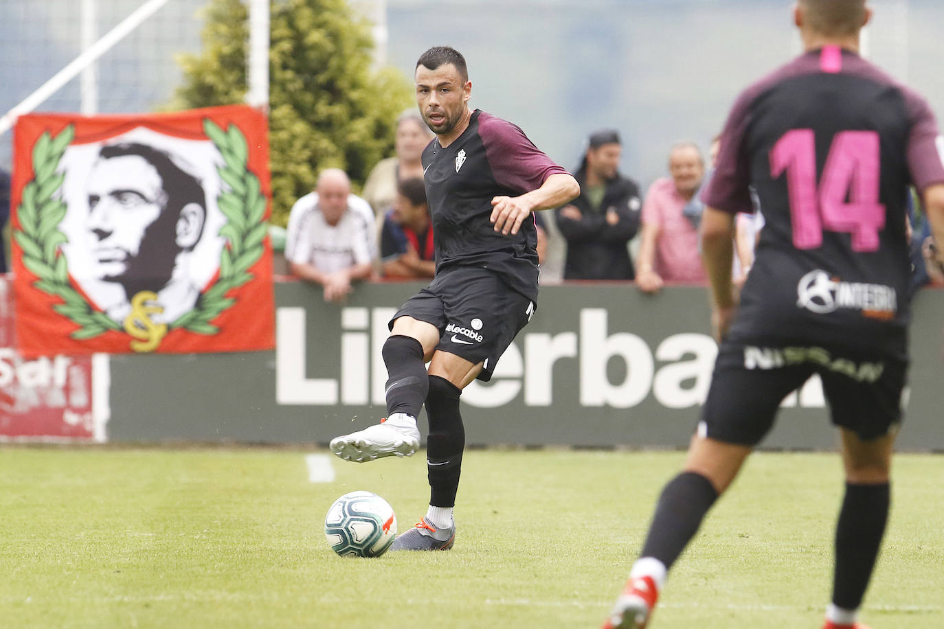 El Sporting se impuso con claridad al Gijón Industrial en el primer partido de la pretemporada disputado este miércoles en la Escuela de Fútbol de Mareo. Los aficionados pudieron disfrutar de los primeros minutos de Álvaro Vázquez, Unai Medina y Javi Fuego con la elástica gijonesa. 