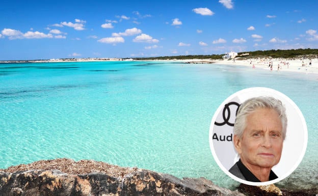 CALA ES TRENC. Michael Douglas -en la imagen- y su mujer Catherine Zeta-Jones llevan eligiendo Mallorca para pasar sus vacaciones 30 años. El actor americano tiene en la isla una finca propia a la que acude siempre que puede. La cala Es Trenc es uno de sus lugares favoritos.