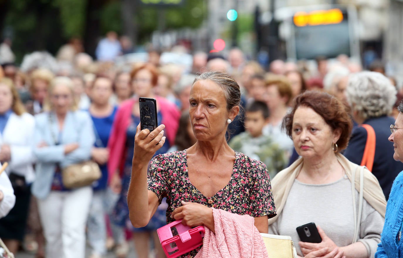 La parroquia de Nuestra Señora del Carmen celebró este martes su tradicional Rosario de la Luz con una procesión a través del Campo de San Francisco.