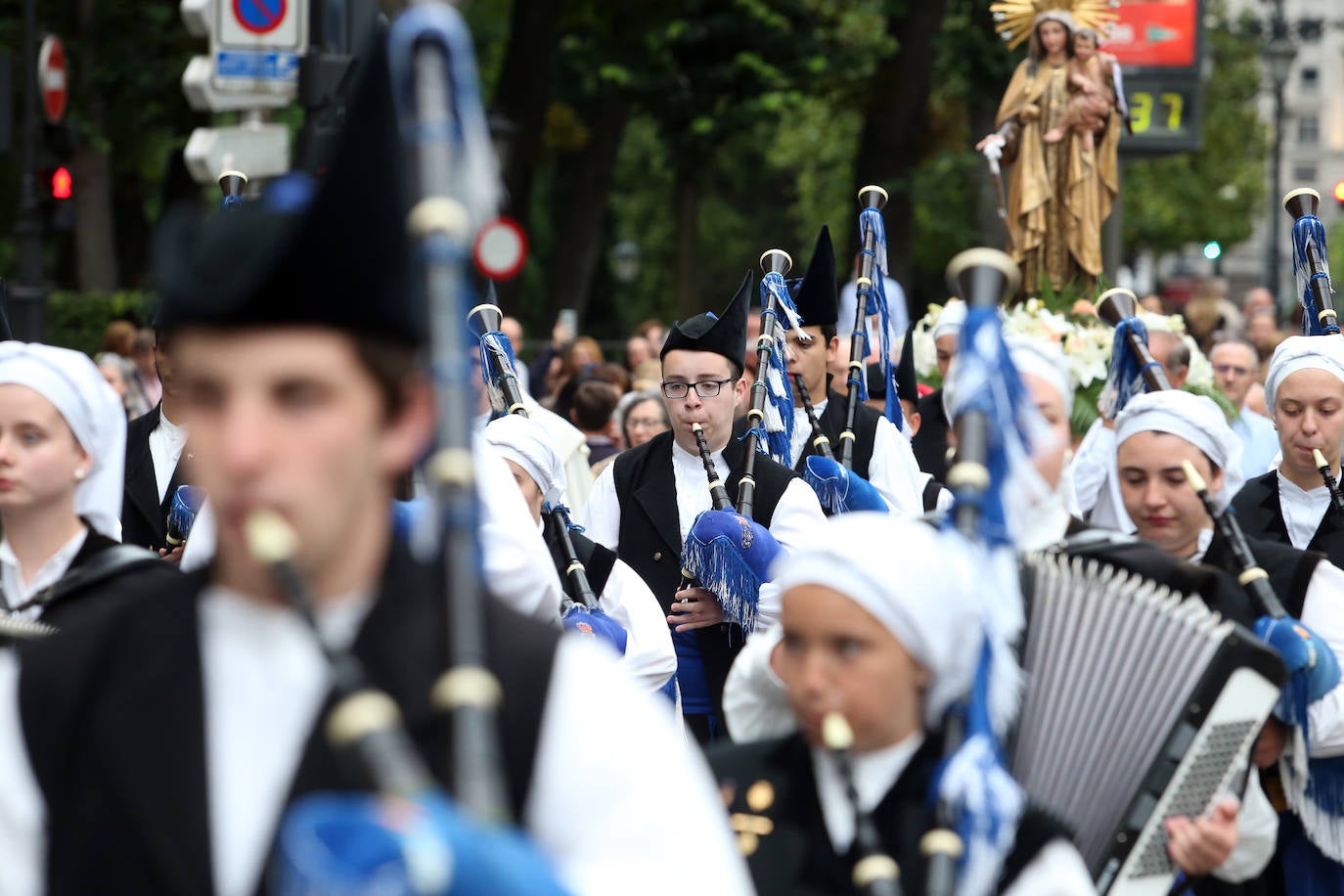 La parroquia de Nuestra Señora del Carmen celebró este martes su tradicional Rosario de la Luz con una procesión a través del Campo de San Francisco.