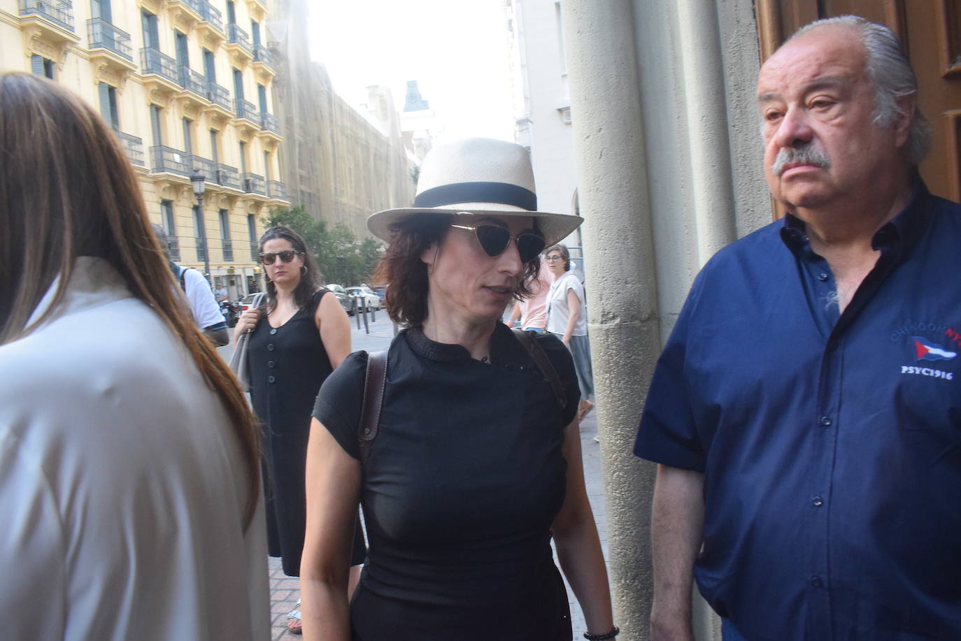 Numerosos rostros conocidos de la cultura, la política y la economía han arropado a la familia del actor gijonés Arturo Fernández en un funeral celebrado en la Basílica de Jesús de Medinaceli. 