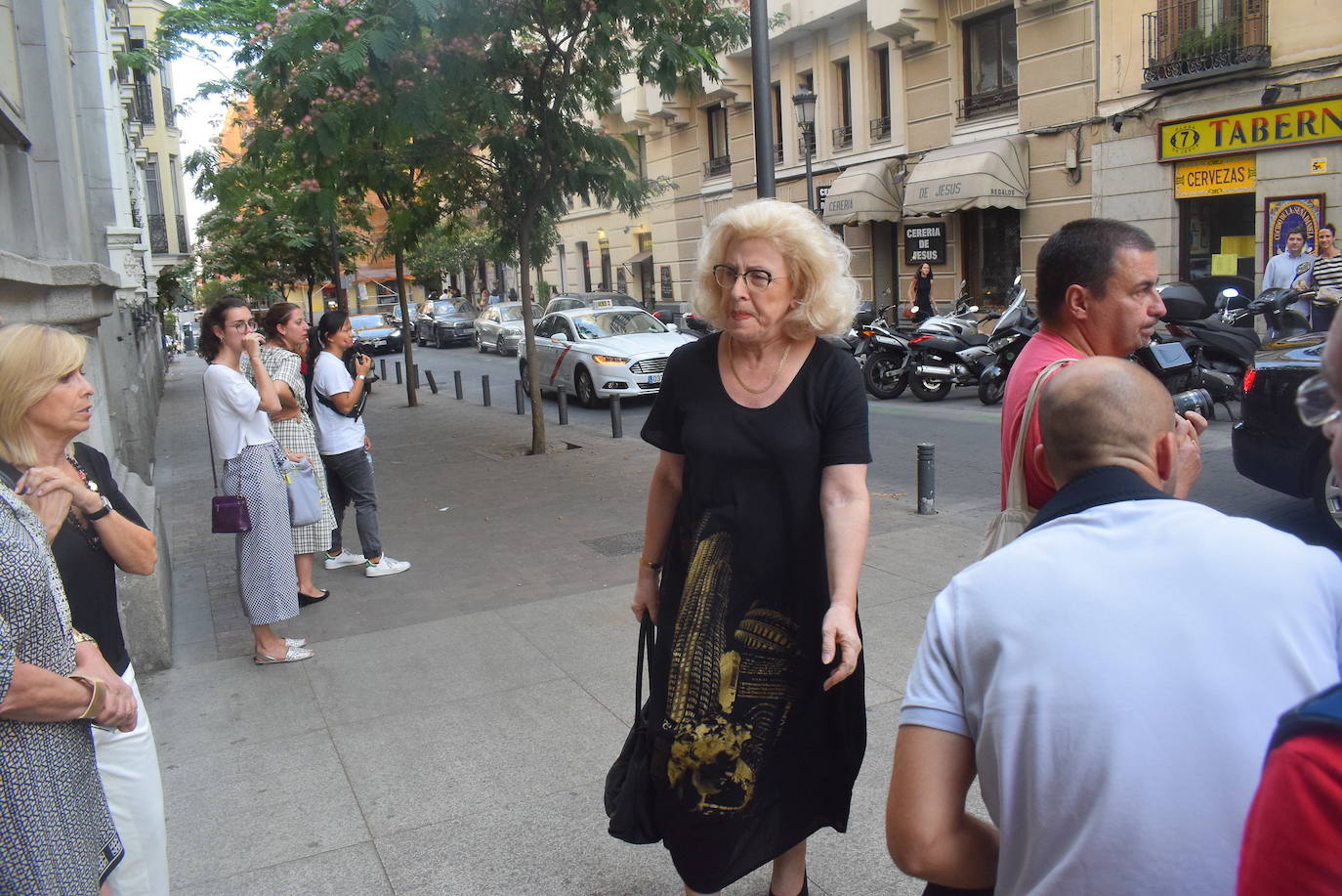 Numerosos rostros conocidos de la cultura, la política y la economía han arropado a la familia del actor gijonés Arturo Fernández en un funeral celebrado en la Basílica de Jesús de Medinaceli. 