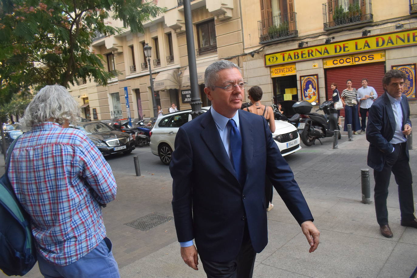 Numerosos rostros conocidos de la cultura, la política y la economía han arropado a la familia del actor gijonés Arturo Fernández en un funeral celebrado en la Basílica de Jesús de Medinaceli. 