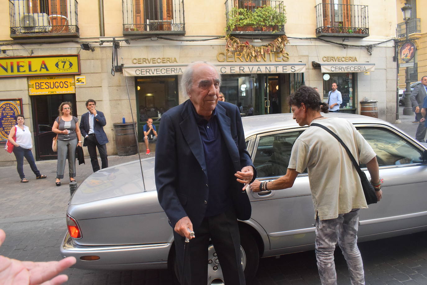 Numerosos rostros conocidos de la cultura, la política y la economía han arropado a la familia del actor gijonés Arturo Fernández en un funeral celebrado en la Basílica de Jesús de Medinaceli. 