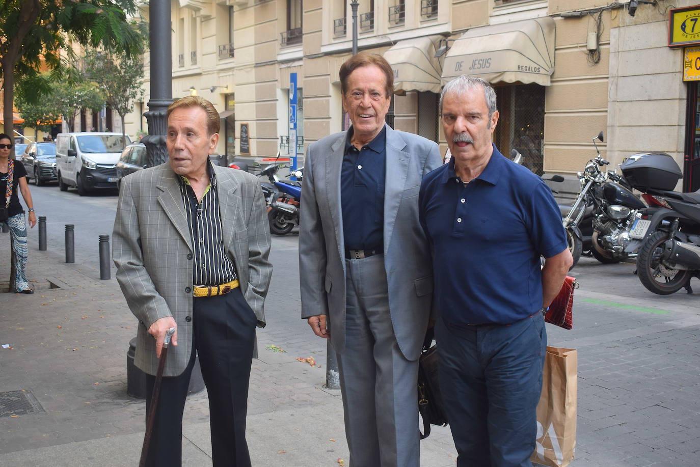 Numerosos rostros conocidos de la cultura, la política y la economía han arropado a la familia del actor gijonés Arturo Fernández en un funeral celebrado en la Basílica de Jesús de Medinaceli. 