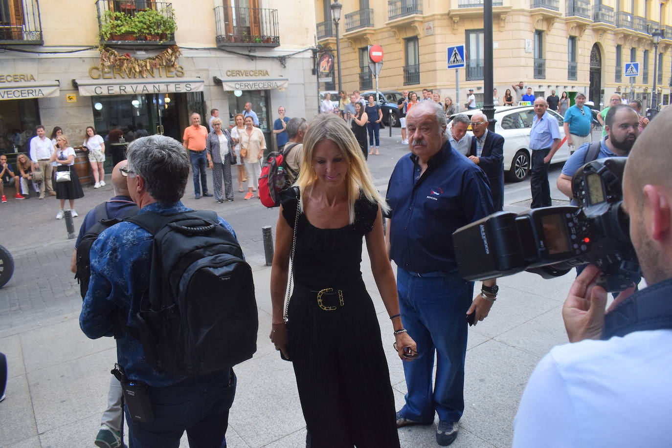 Numerosos rostros conocidos de la cultura, la política y la economía han arropado a la familia del actor gijonés Arturo Fernández en un funeral celebrado en la Basílica de Jesús de Medinaceli. 