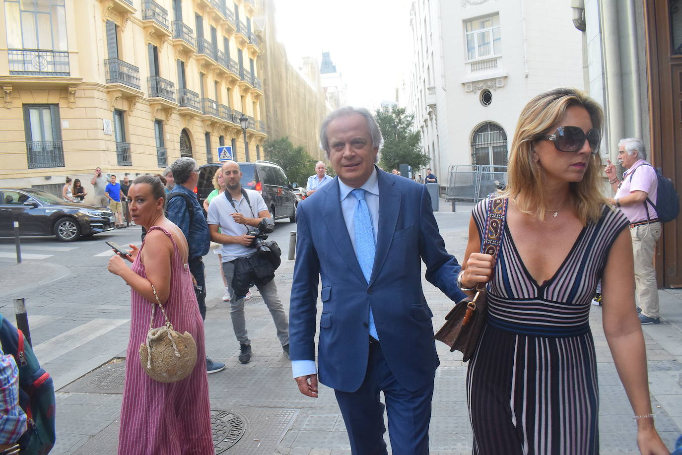 Numerosos rostros conocidos de la cultura, la política y la economía han arropado a la familia del actor gijonés Arturo Fernández en un funeral celebrado en la Basílica de Jesús de Medinaceli. 