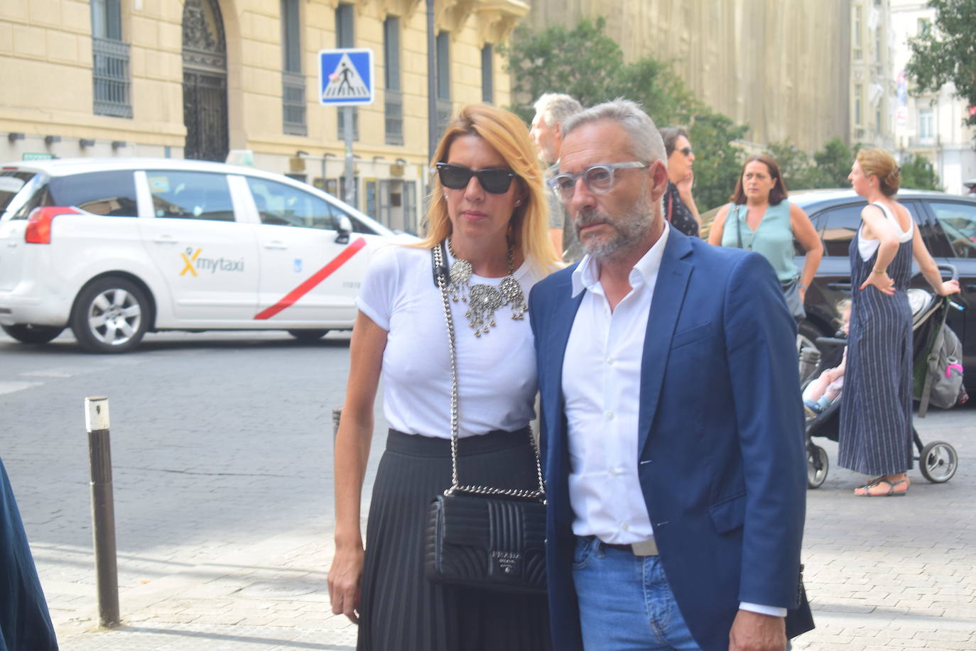 Numerosos rostros conocidos de la cultura, la política y la economía han arropado a la familia del actor gijonés Arturo Fernández en un funeral celebrado en la Basílica de Jesús de Medinaceli. 