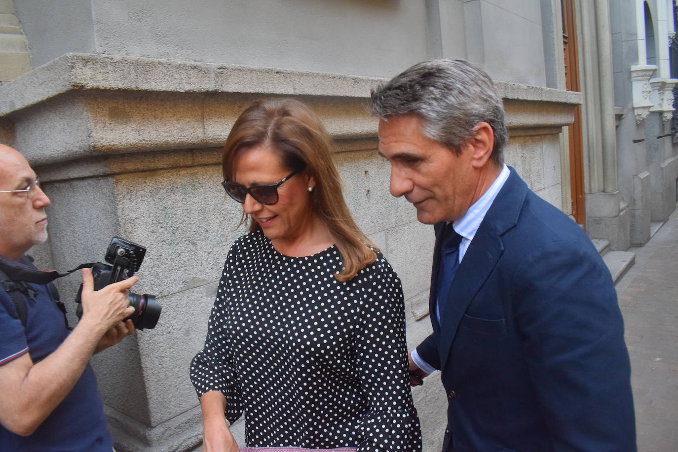 Numerosos rostros conocidos de la cultura, la política y la economía han arropado a la familia del actor gijonés Arturo Fernández en un funeral celebrado en la Basílica de Jesús de Medinaceli. 