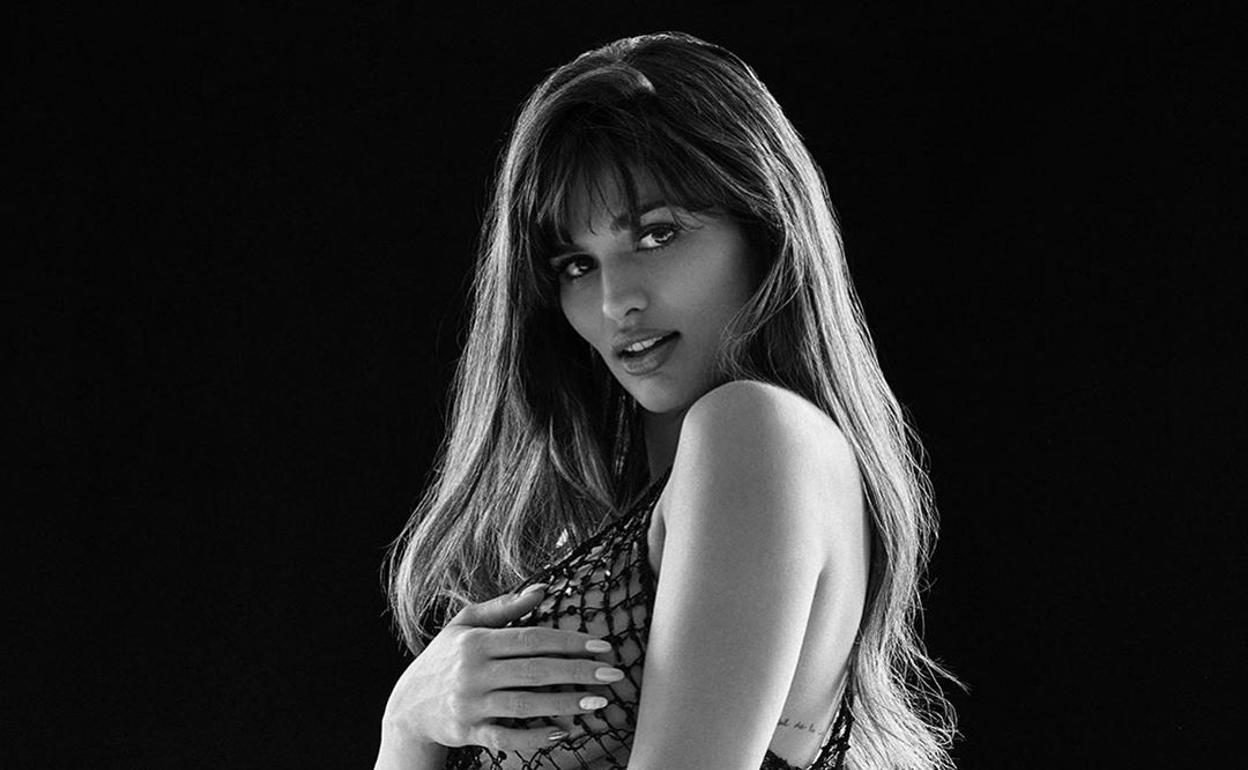 Sara Sálamo luce embarazo. 