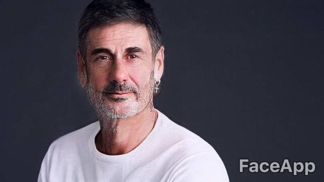 La apliación de moda se llama FaceApp y permite a cualquier curioso ver qué aspecto tendría con unos cuantos años más. Su existencia no está exenta de polémica. Distintas voces han advertido de su posible vulneración de los derechos de imagen y la privacidad, acusaciones que la compañía rusa encargada de su desarrollo, Wireless Lab, ha rechazado. Asegura que «la mayoría de las imágenes se eliminan de los servidores dentro de las 48 horas posteriores a la fecha de carga». Con todo, el juego está planteado y muchos rostos conocidos, asturianos y foráneos, son analizados a la luz del tiempo en las redes sociales.