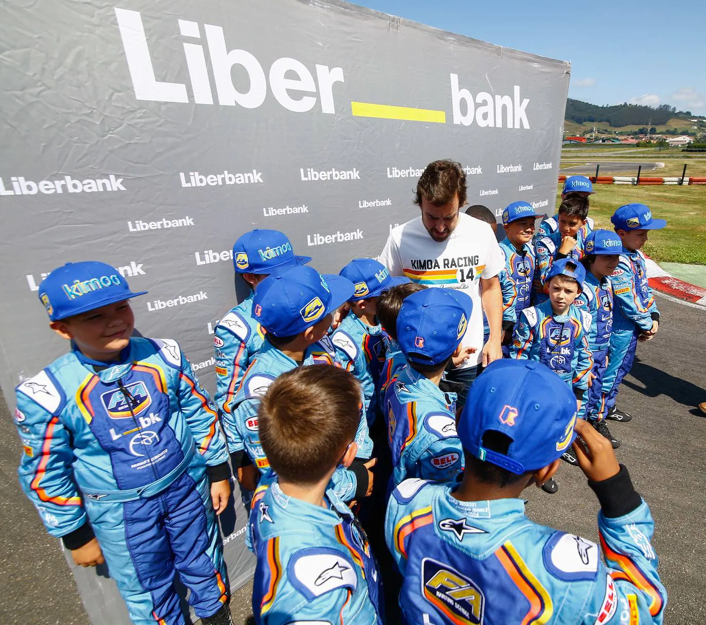 El piloto asturiano Fernando Alonso presentó esta mañana en su circuito de Llanera el Liberbank Challeng, el torneo de conducción en simulador que será una de las sensaciones que se podrán vivir en el Pabellón Liberbank de la Feria de Muestras. 