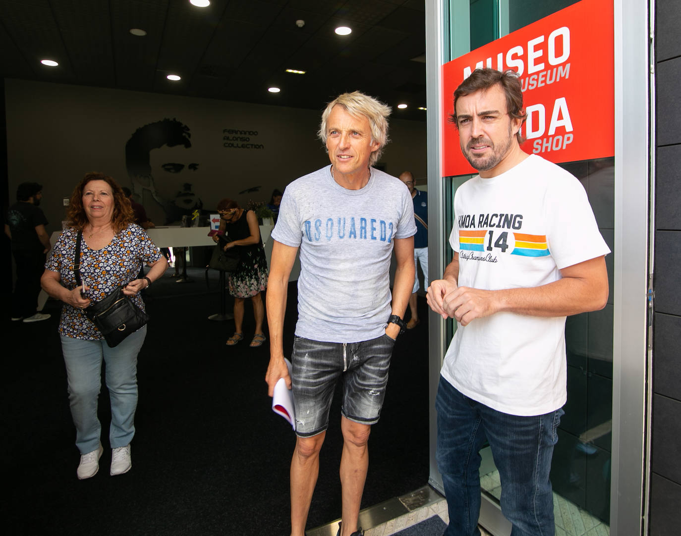 El piloto asturiano Fernando Alonso presentó esta mañana en su circuito de Llanera el Liberbank Challeng, el torneo de conducción en simulador que será una de las sensaciones que se podrán vivir en el Pabellón Liberbank de la Feria de Muestras. 