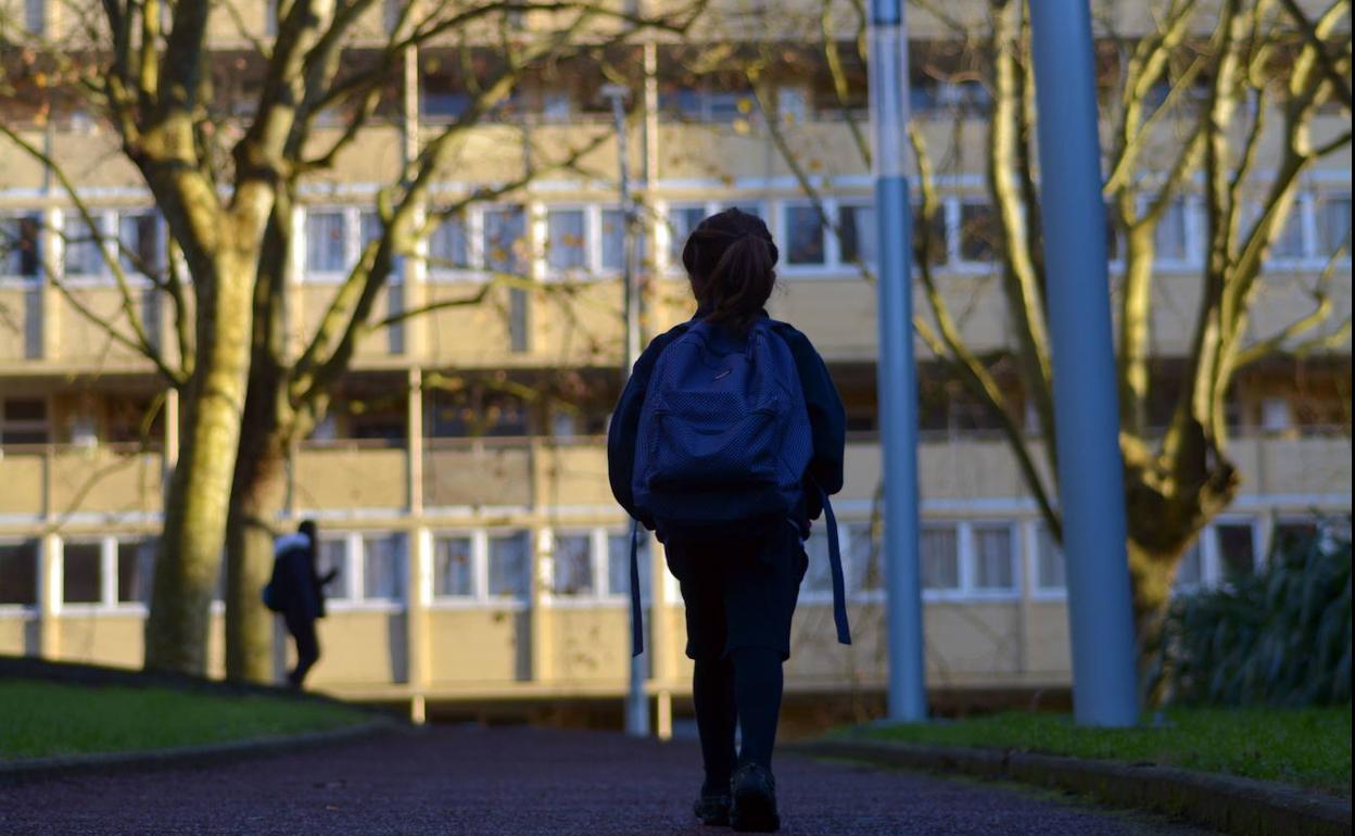 Un niño de 14 años se suicida delante de sus compañeros de clase en Reino Unido
