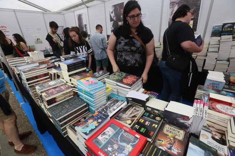 El festival de fantasía y ciencia-ficción llena en su primer día con un público variopinto, talleres, firmas de libros y encuentros con Rosa Montero y John Connolly.