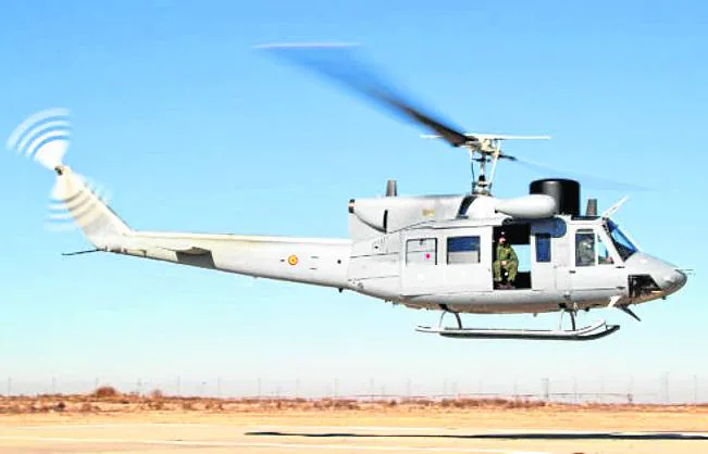 Bell 212 Armada Española. Recientemente modernizado, este helicóptero comenzó a dar servicio en 1974. Ahora incluye radar, sistema de visión nocturna y capacidad de autodefensa.