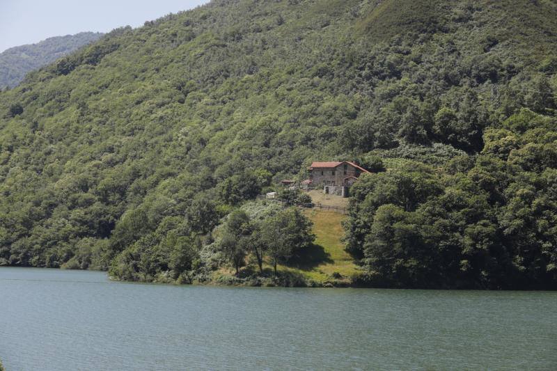 Casa construida en las inmediaciones del pantano de Tanes en el concejo de Caso 