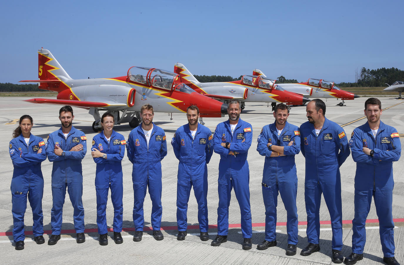 Es una de las mejores patrullas del mundo: la Patrulla Águila, la patrulla acrobática oficial del Ejército del Aire que este año ya contará con dos mujeres a los mandos. Su tabla, un ejercicio de máxima coordinación, es una de las que tiene mejor acogida tiene en el Festival Aéreo Internacional de Gijón.