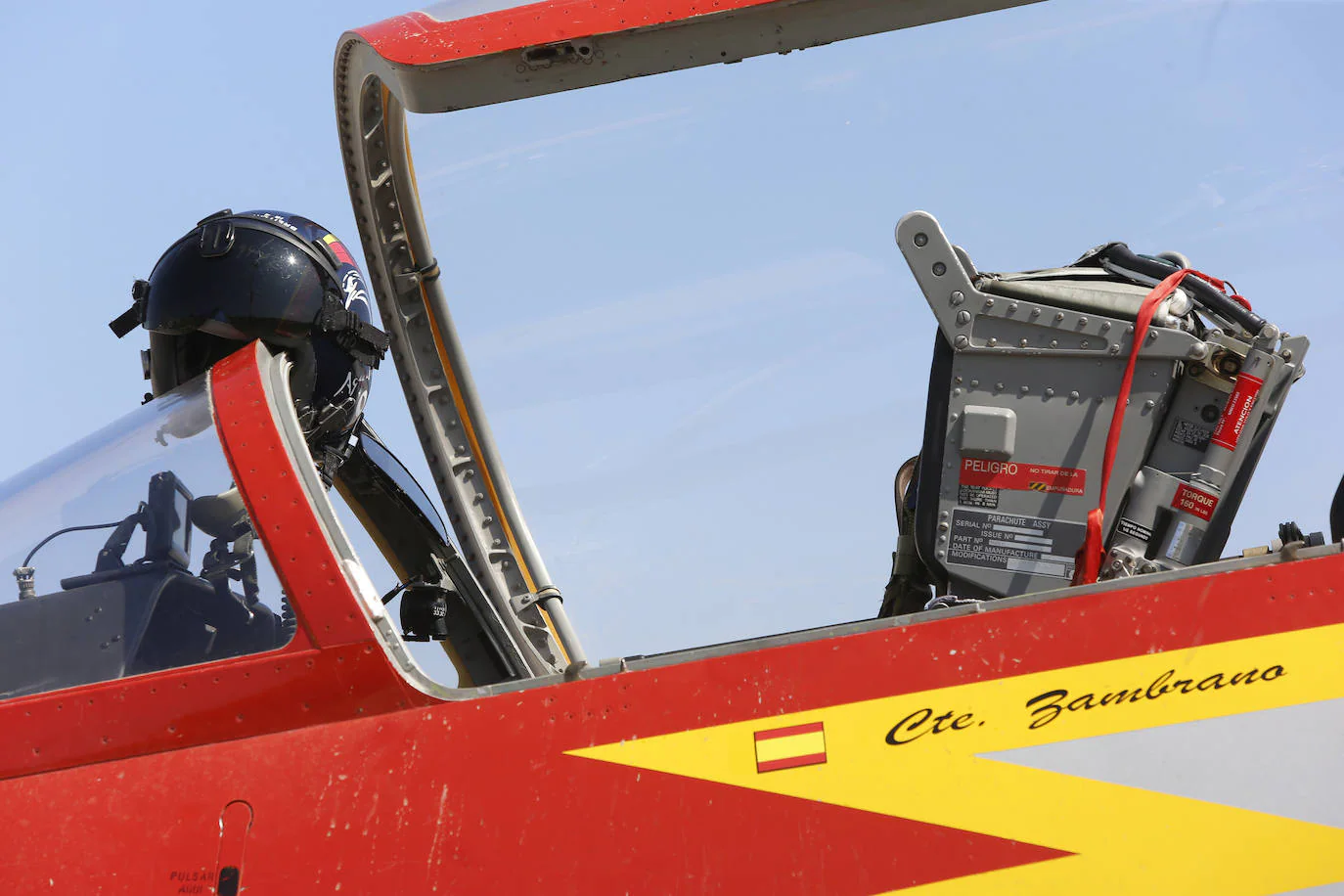 Es una de las mejores patrullas del mundo: la Patrulla Águila, la patrulla acrobática oficial del Ejército del Aire que este año ya contará con dos mujeres a los mandos. Su tabla, un ejercicio de máxima coordinación, es una de las que tiene mejor acogida tiene en el Festival Aéreo Internacional de Gijón.