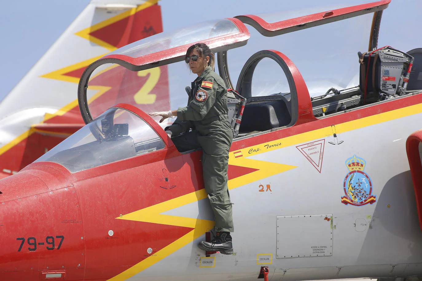 Es una de las mejores patrullas del mundo: la Patrulla Águila, la patrulla acrobática oficial del Ejército del Aire que este año ya contará con dos mujeres a los mandos. Su tabla, un ejercicio de máxima coordinación, es una de las que tiene mejor acogida tiene en el Festival Aéreo Internacional de Gijón.