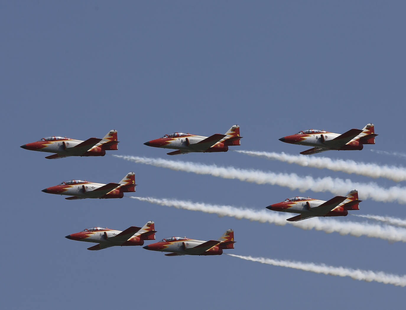 Es una de las mejores patrullas del mundo: la Patrulla Águila, la patrulla acrobática oficial del Ejército del Aire que este año ya contará con dos mujeres a los mandos. Su tabla, un ejercicio de máxima coordinación, es una de las que tiene mejor acogida tiene en el Festival Aéreo Internacional de Gijón.