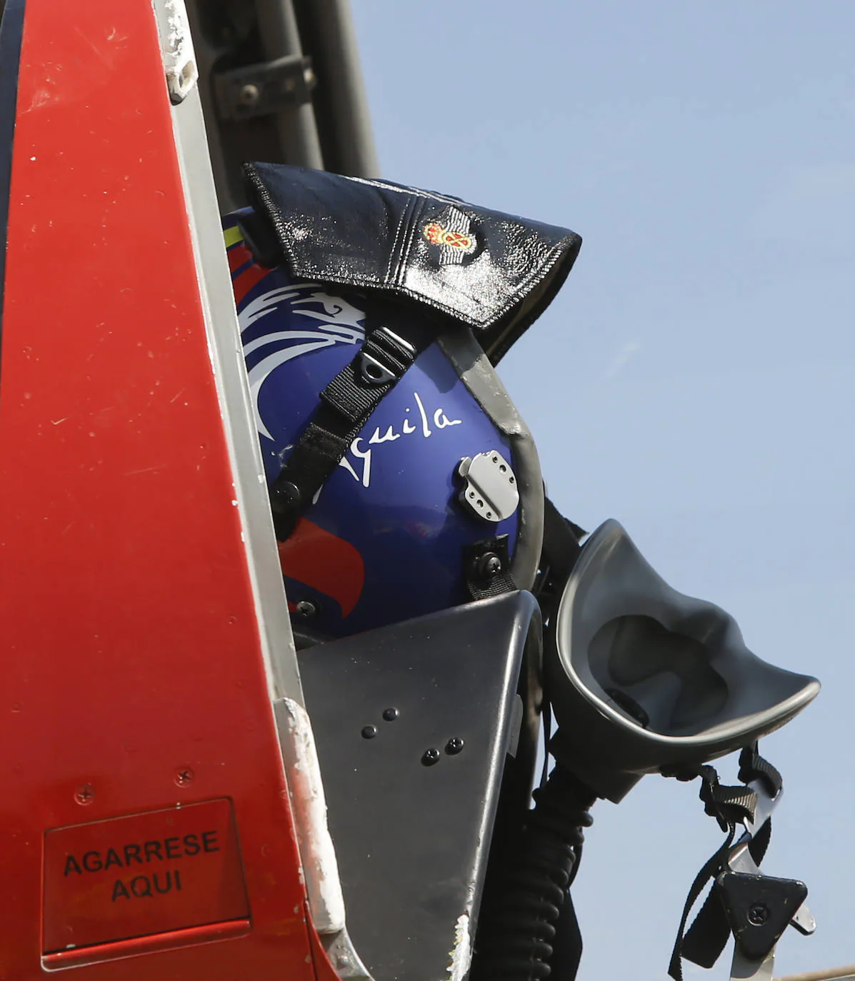 Es una de las mejores patrullas del mundo: la Patrulla Águila, la patrulla acrobática oficial del Ejército del Aire que este año ya contará con dos mujeres a los mandos. Su tabla, un ejercicio de máxima coordinación, es una de las que tiene mejor acogida tiene en el Festival Aéreo Internacional de Gijón.