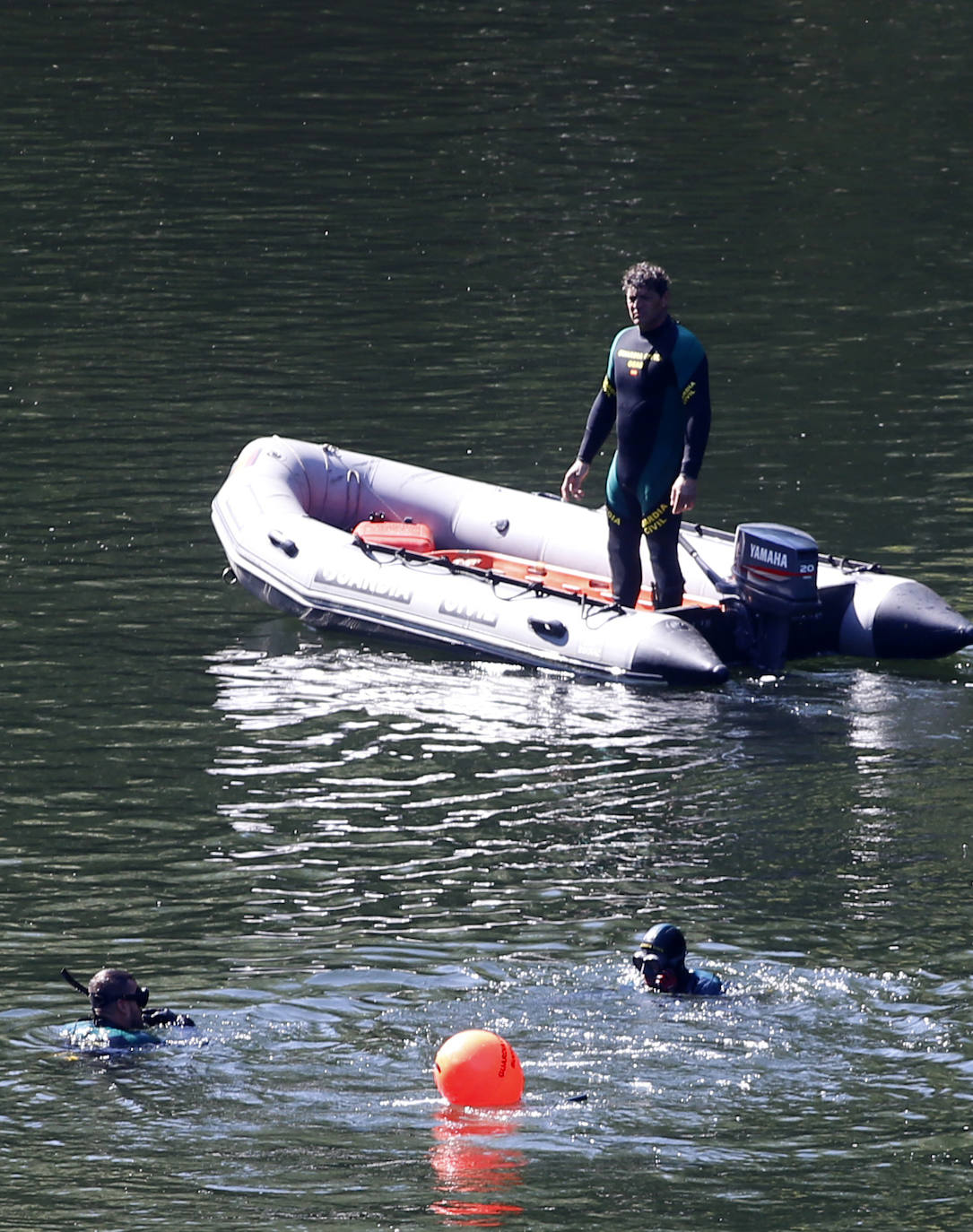 Carlos Antonio Rosario, de origen dominicano y residente en Avilés, estaba con otros cuatro amigos, que le vieron hundirse en el agua