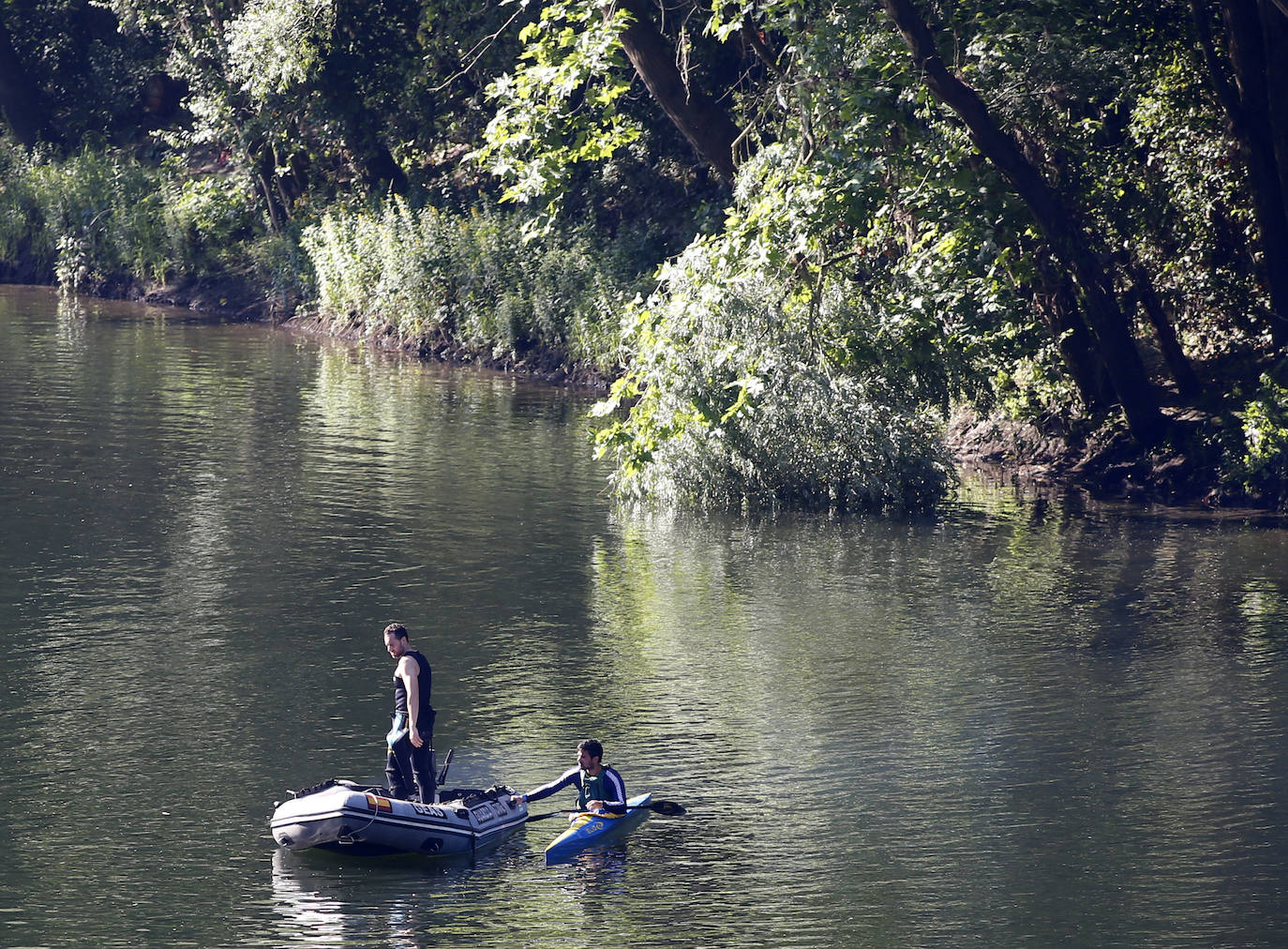 Carlos Antonio Rosario, de origen dominicano y residente en Avilés, estaba con otros cuatro amigos, que le vieron hundirse en el agua