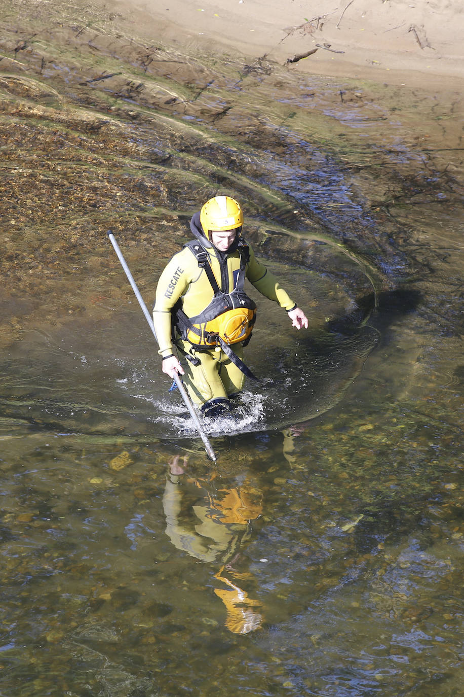 Carlos Antonio Rosario, de origen dominicano y residente en Avilés, estaba con otros cuatro amigos, que le vieron hundirse en el agua