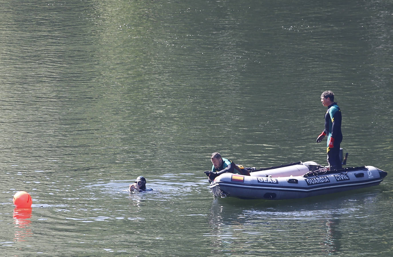 Carlos Antonio Rosario, de origen dominicano y residente en Avilés, estaba con otros cuatro amigos, que le vieron hundirse en el agua