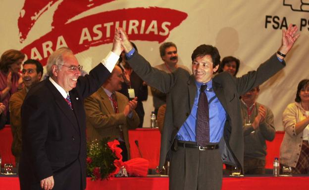 Imagen principal - 1. Vicente Álvarez Areces levanta el brazo de Javier Fernández, elegido nuevo líder de la FSA, en 2000. / 2. Con Prendes e Iglesias, sus socios, tras ser investido en 2012./ 3. Saludando a Barbón, esta semana, en el pleno de investidura. 