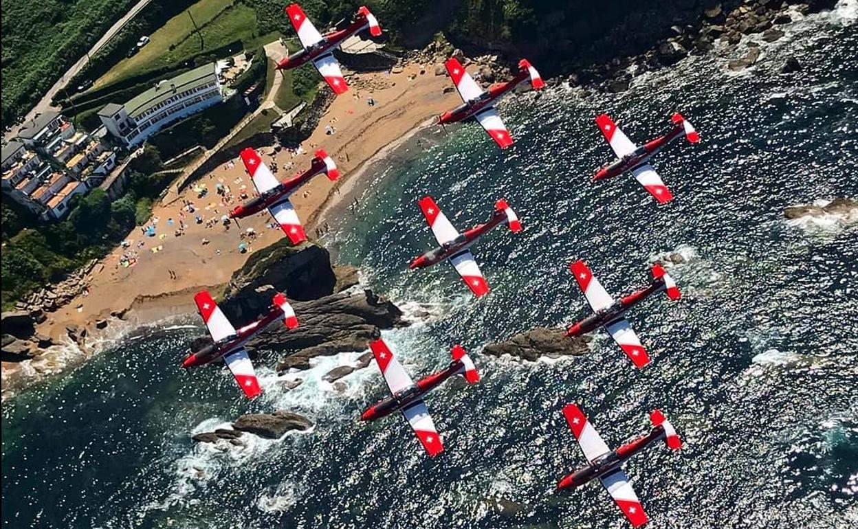 La patrulla PC-7 a su paso por la playa de Estaño.