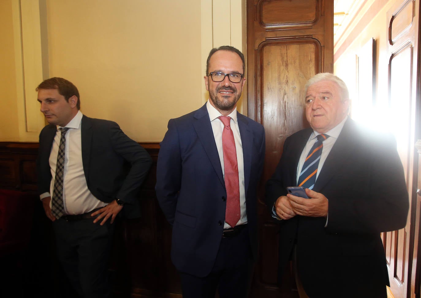 Cientos de personas estuvieron presentes en la Junta General en el acto de toma de posesión de Adrián Barbón.