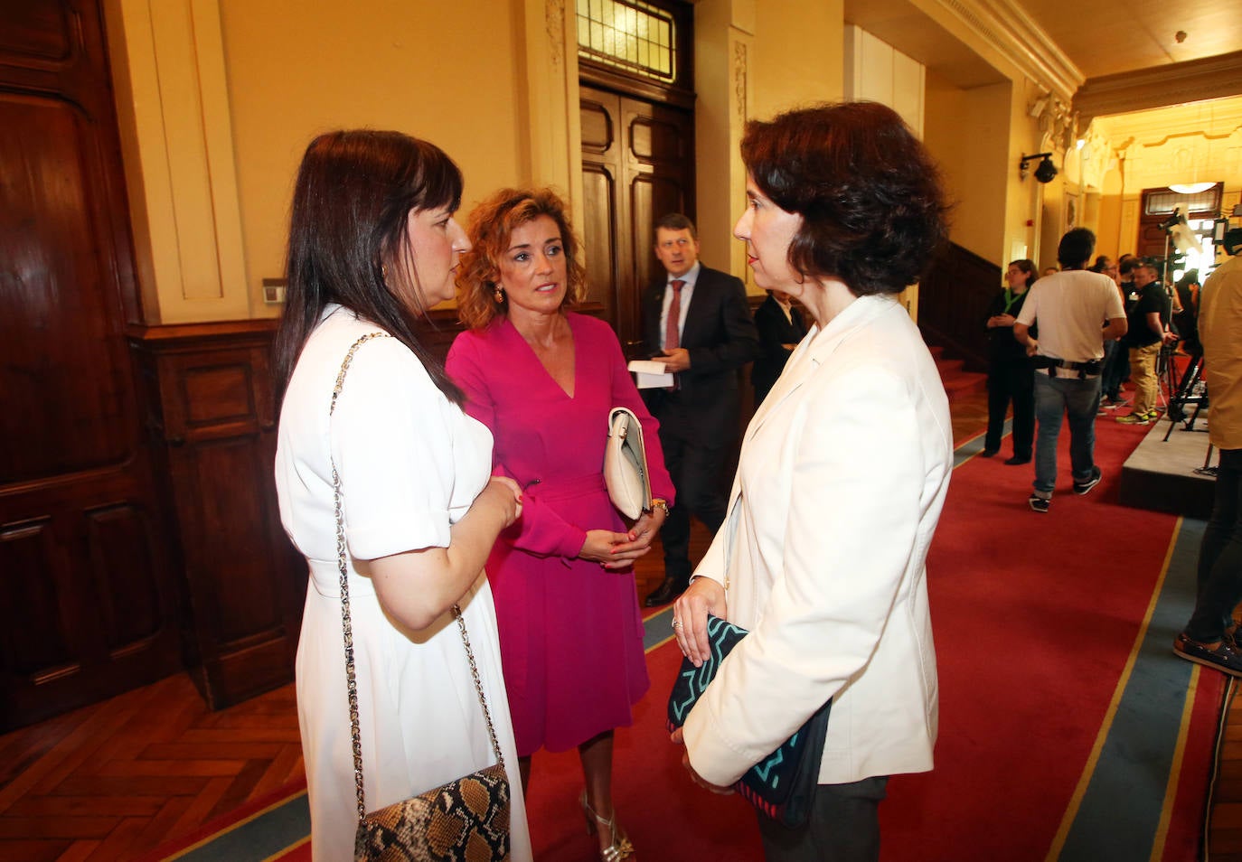 Cientos de personas estuvieron presentes en la Junta General en el acto de toma de posesión de Adrián Barbón.