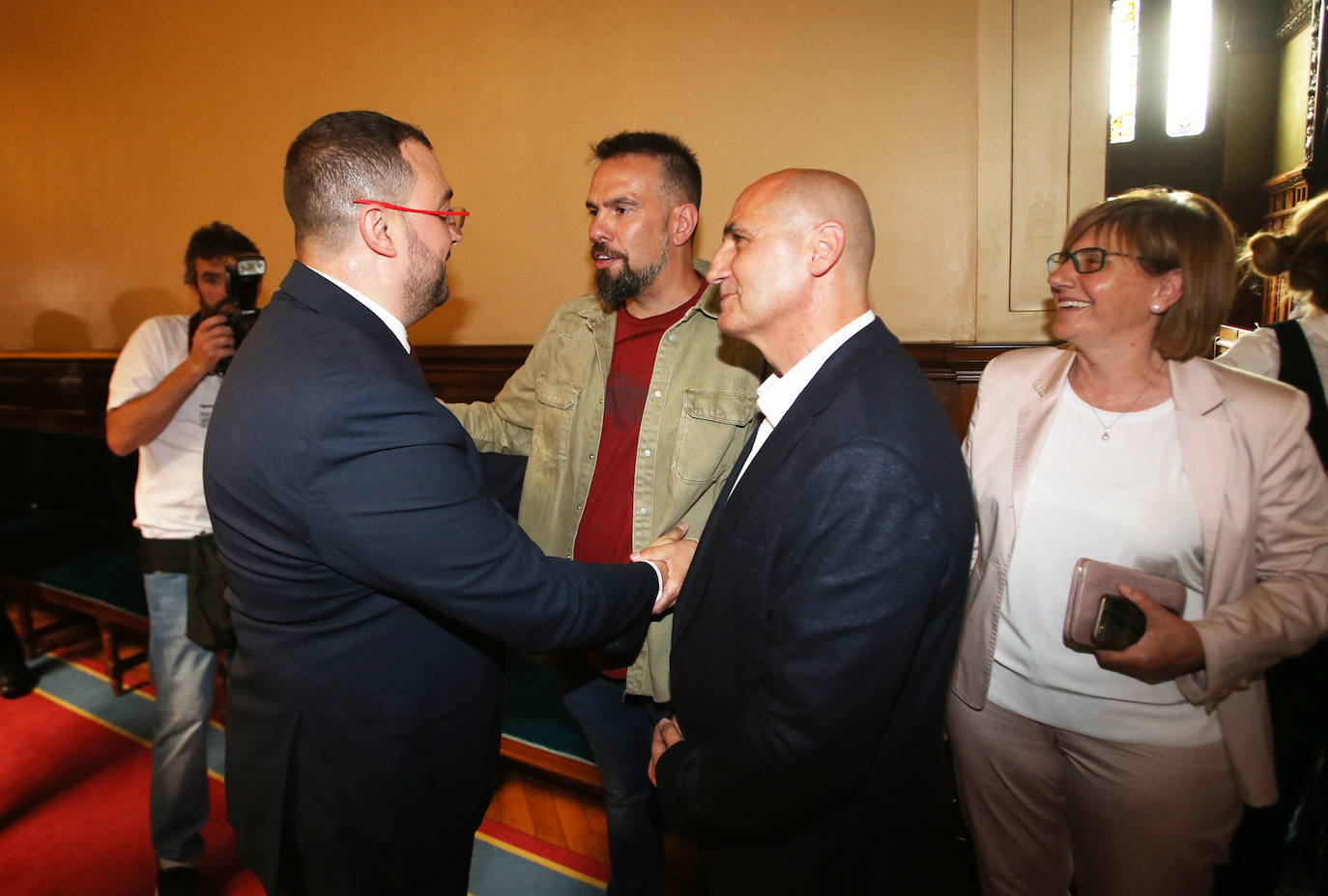 Cientos de personas estuvieron presentes en la Junta General en el acto de toma de posesión de Adrián Barbón.