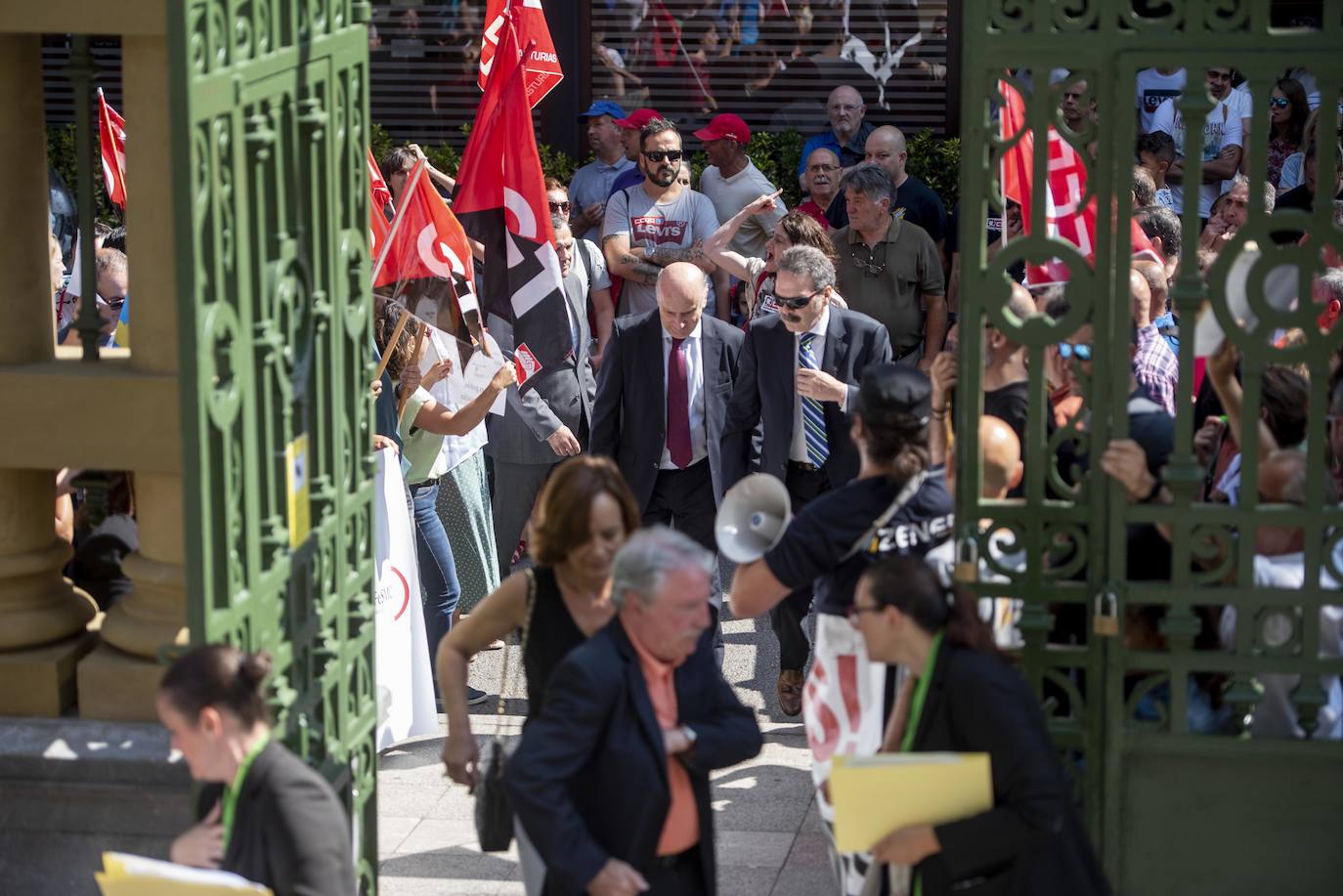 Decenas de trabajadores de Zener y Telecable se han concentrado ante la Junta General minutos antes de la ceremonia de toma de posesión de Adrián Barbón como presidente del Principado. 