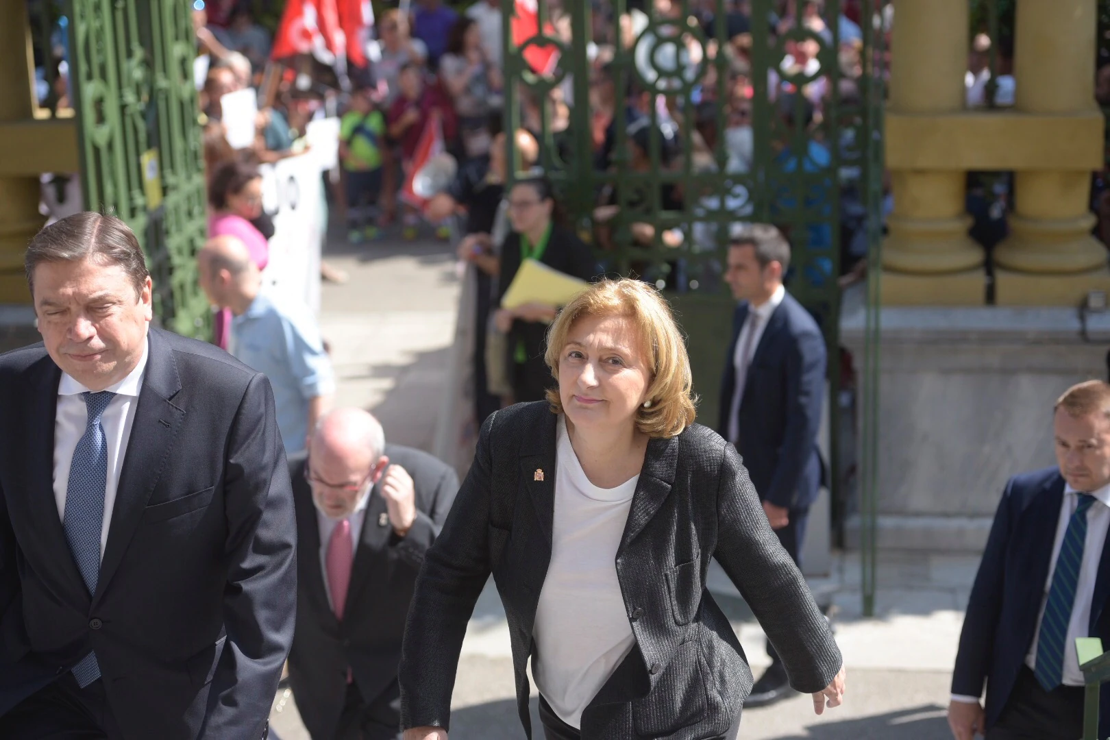 Decenas de trabajadores de Zener y Telecable se han concentrado ante la Junta General minutos antes de la ceremonia de toma de posesión de Adrián Barbón como presidente del Principado. 